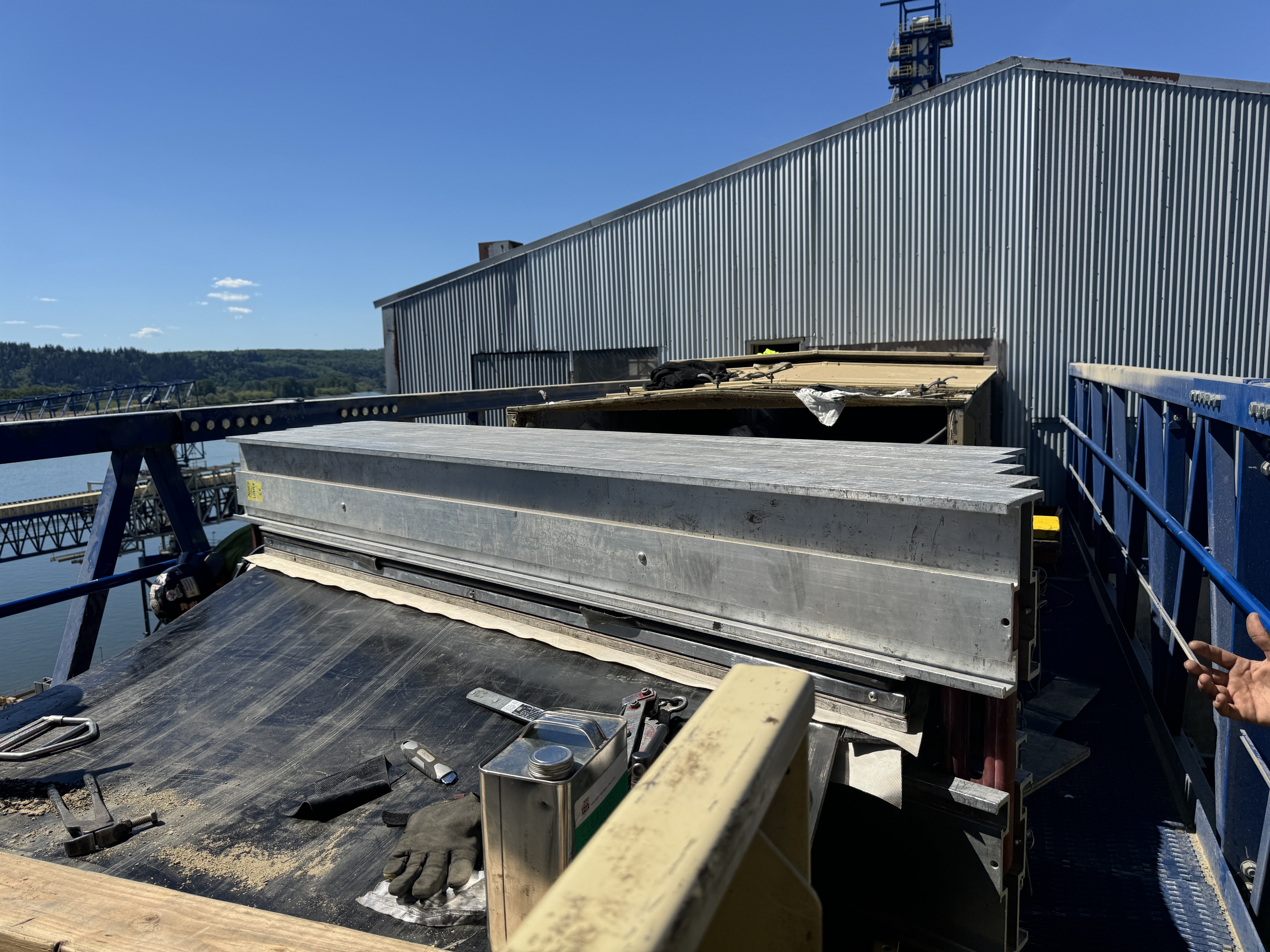 Conveyor belt fabrication shop
